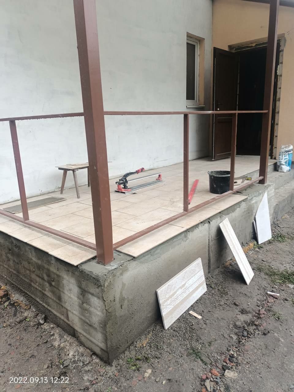 Fliesenverlegung auf Terrasse