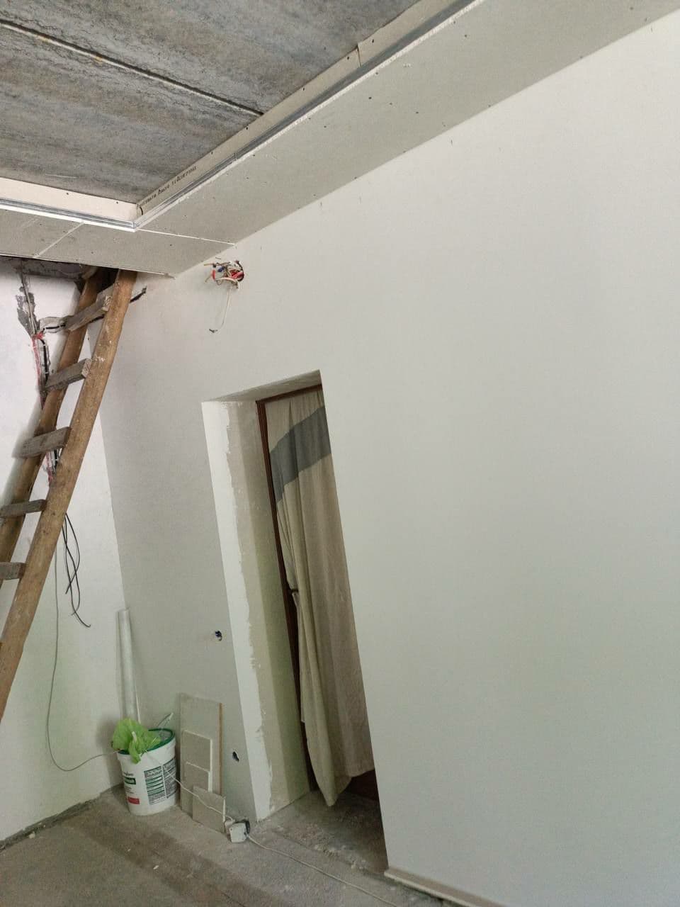 Wandgestaltung und Montage einer Deckennische